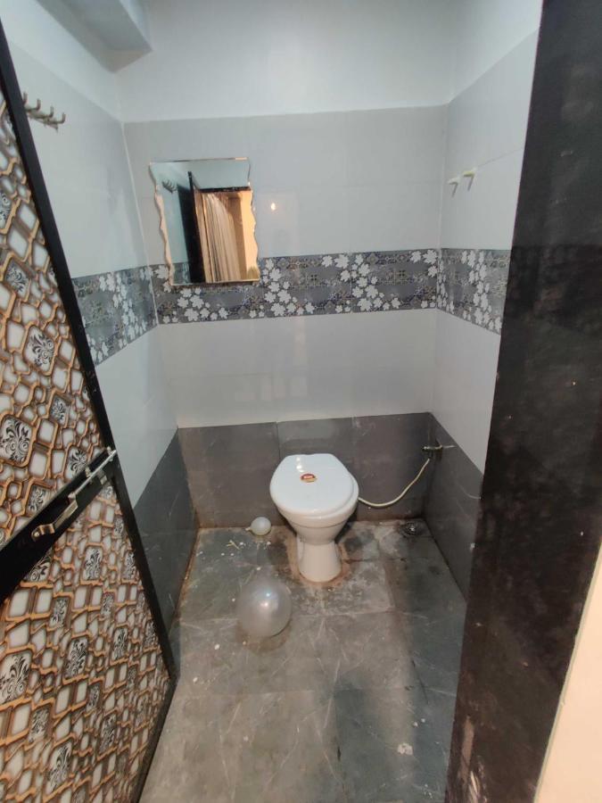 Oyo 91692 The You And Me Hotel Utrān 外观 照片