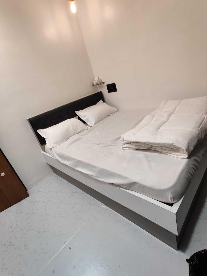 Oyo 91692 The You And Me Hotel Utrān 外观 照片