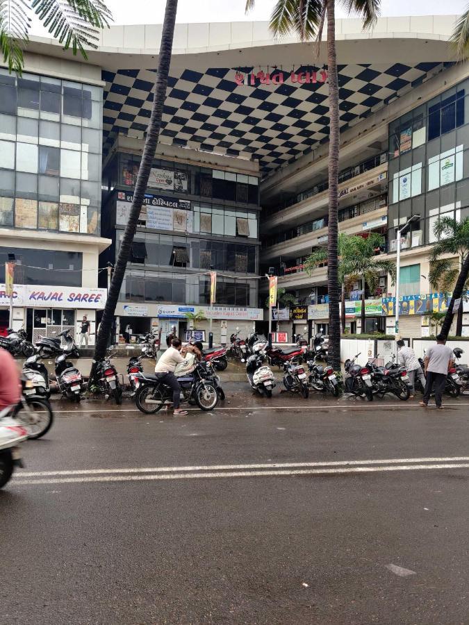 Oyo 91692 The You And Me Hotel Utrān 外观 照片